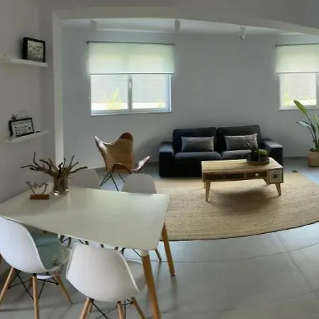 The Roundhouse Apartment Palaiontsiflikion Exterior photo