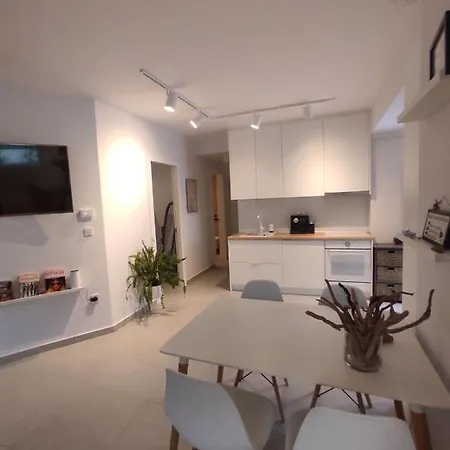 The Roundhouse Apartment Palaiontsiflikion Exterior photo